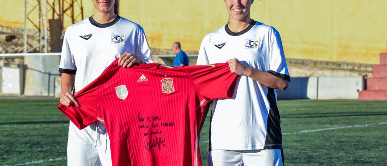 Las mellizas Marta -izquierda- y Patricia -derecha- posan con la camiseta de la selección española tras ser convocadas con la sub&#039;16.