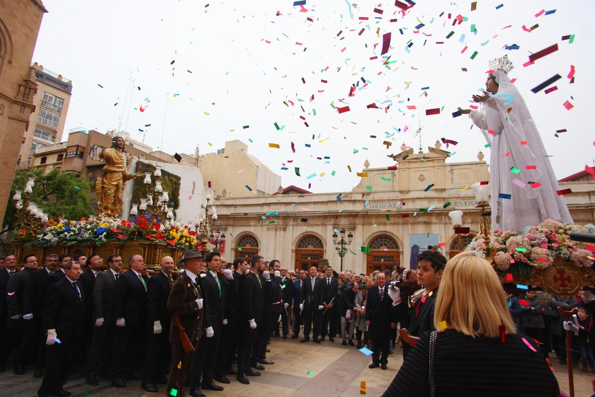 Emocionante procesión del Encuentro en Castelló en la mañana del Domingo de Resurrección