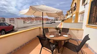 Ocasión inmobiliaria en Orihuela Costa: piso con terraza en Playa Flamenca por 79.000 euros
