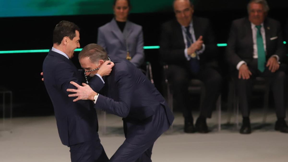 Juanma Moreno bromea con Juan y Medio durante el acto de entrega de las Medallas de Andalucía.