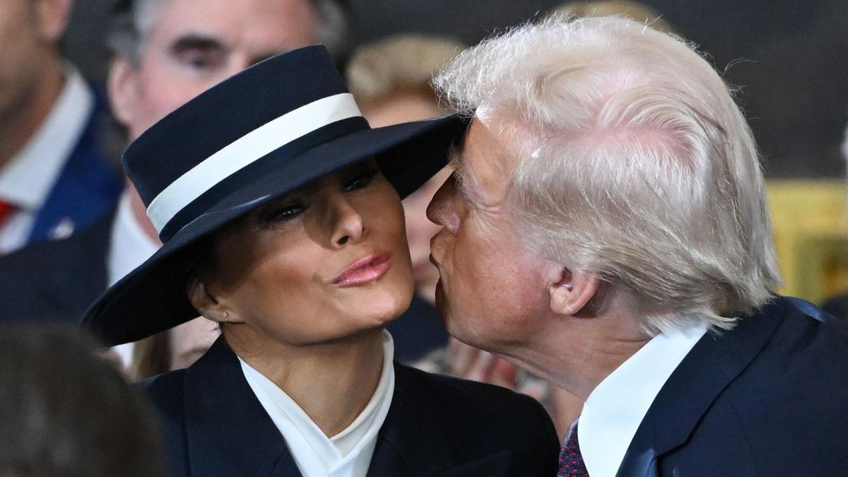 El presidente de Estados Unidos, Donald Trump saluda a Melania Trump cuando llega a la ceremonia de investidura en la Rotonda del Capitolio de los Estados Unidos en Washington, DC. EFE/EPA/Saul Loeb / POOL