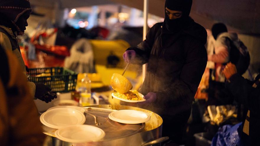 Un asentamiento de un centenar de sintecho se enquista en Badalona en plena Navidad tras el desalojo del B9: "Tenemos frío y miedo"