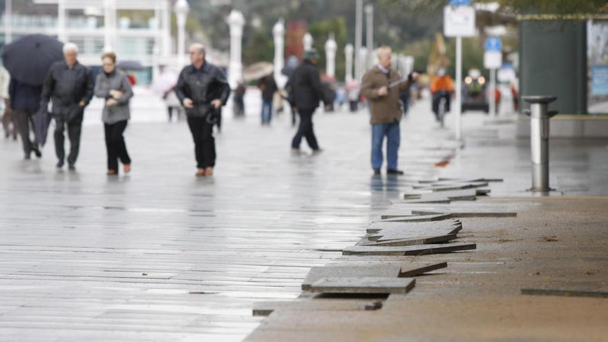 Baldosas sueltas en el paseo del Muro