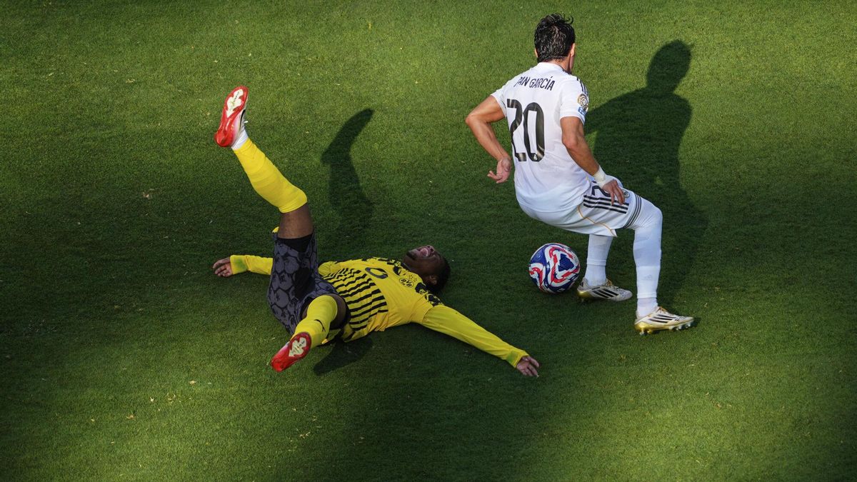Fran García se deshace de un rival en el Real Madrid - Borussia Dortmund de cuartos de final del Mundial de Clubes.