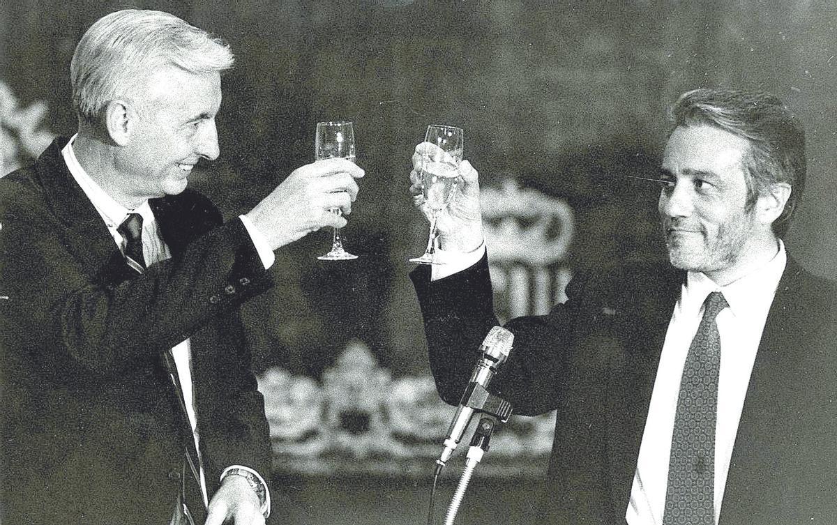Edgard S. Woolard, a la izquierda, y_Pedro de Silva, brindan el 2 de marzo de 1990 en Oviedo tras la firma del acuerdo para el asentamiento de Du_Pont en Asturias.