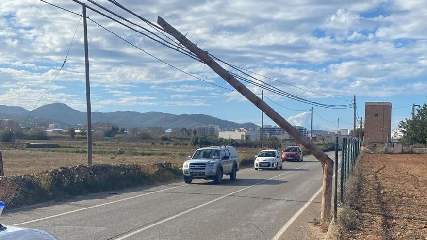 El poste doblado en el camí de sa Vorera, en Sant Antoni