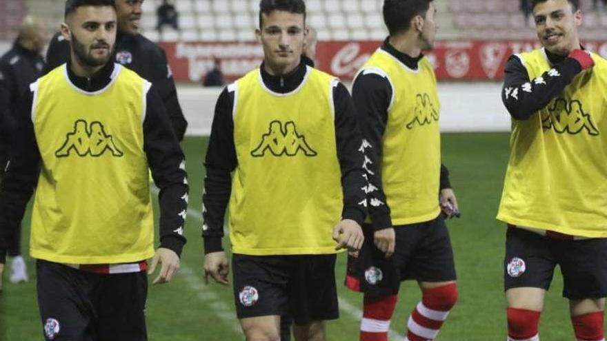 Varios jugadores del Zamora CF se disponen a calentar.