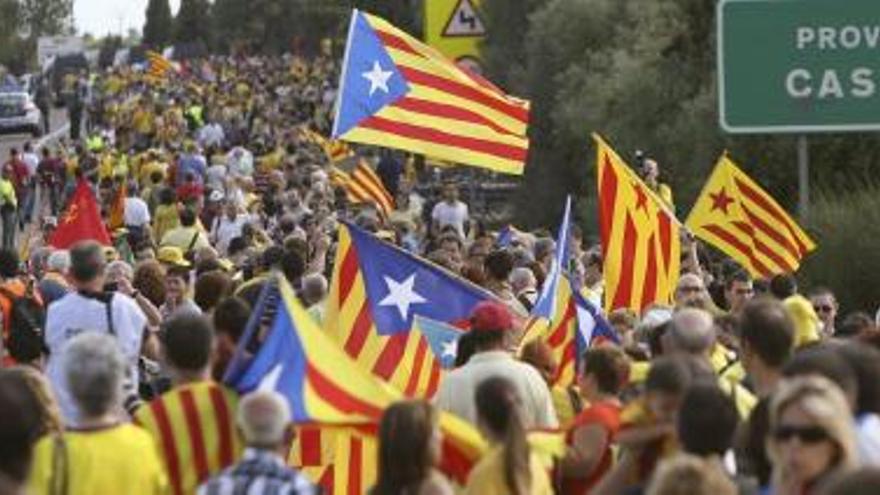 Vista de la cadena humana a su entrada en Castelló.