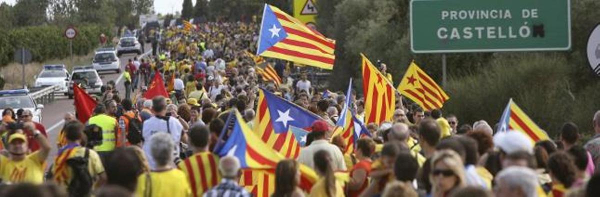 Vista de la cadena humana a su entrada en Castelló.