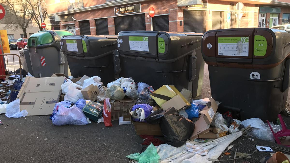 Aquest és l'aspecte que presentava el carrer ahir el matí amb totes les deixalles escampades.