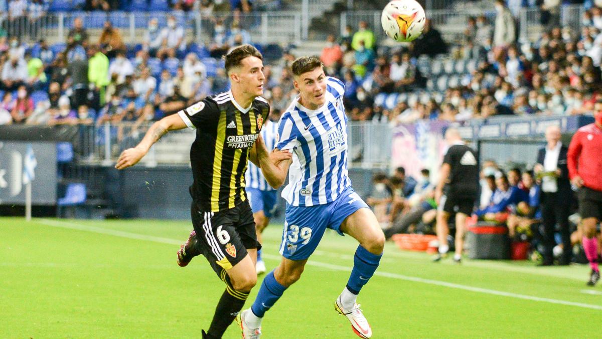 Francés pugna con Roberto por un balón durante el partido del pasado sábado en Málaga.