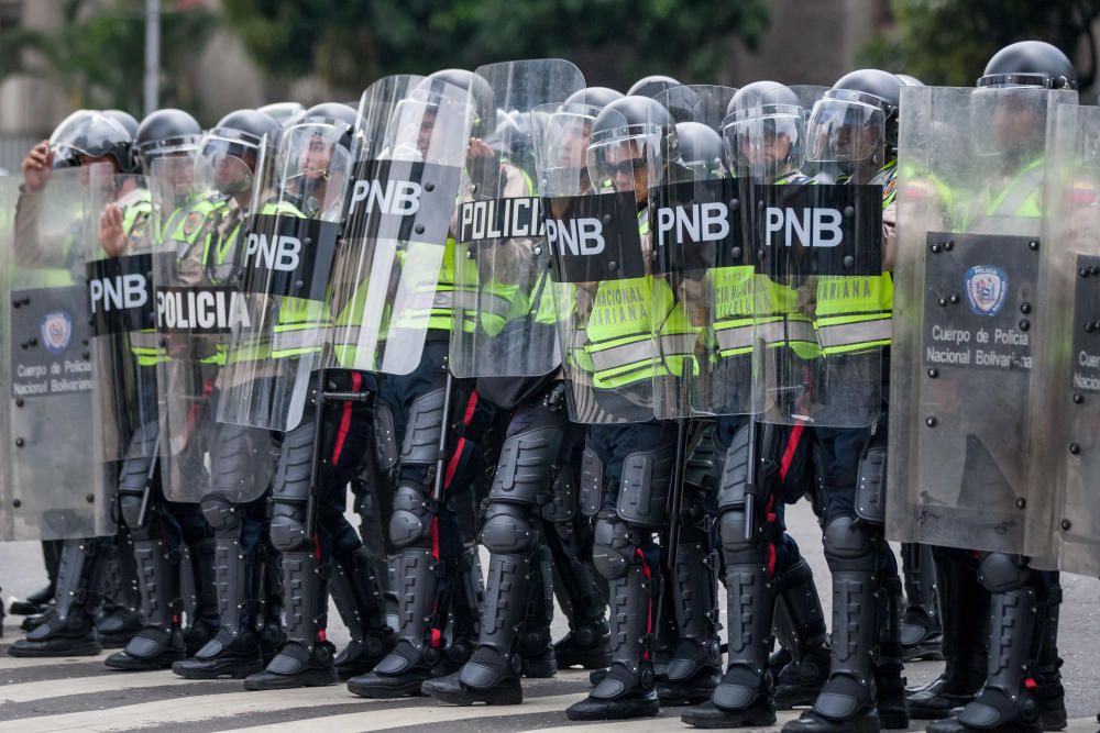 Las fuerzas de seguridad venezolanas han lanzado gases lacrimógenos para intentar desalojar a los opositores.