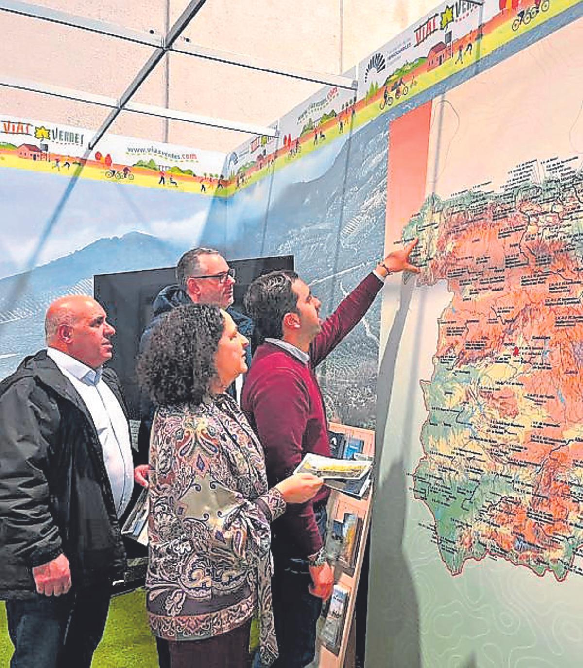 O alcalde de Oroso, Álex Doval, IAGO RODRÍGUEZ sinalando un mapa