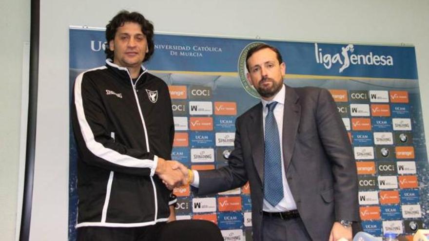 Marcelo Nicola y Alejandro Gómez durante la presentación del nuevo técnico en el día de ayer.