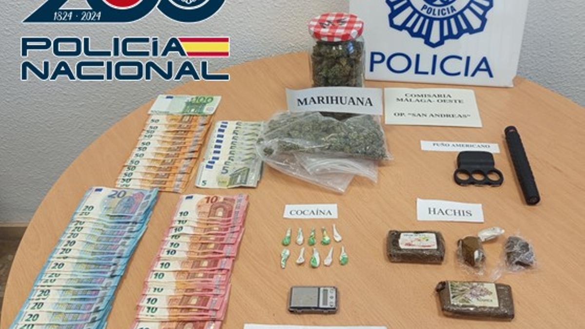 La Policía Nacional incauta más de un kilo de droga y 1.700 euros en el barrio malagueño de San Andrés.