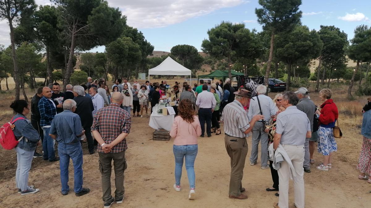 Invitados al acto de presentación intercambian impresiones sobre el nuevo vino de Toro