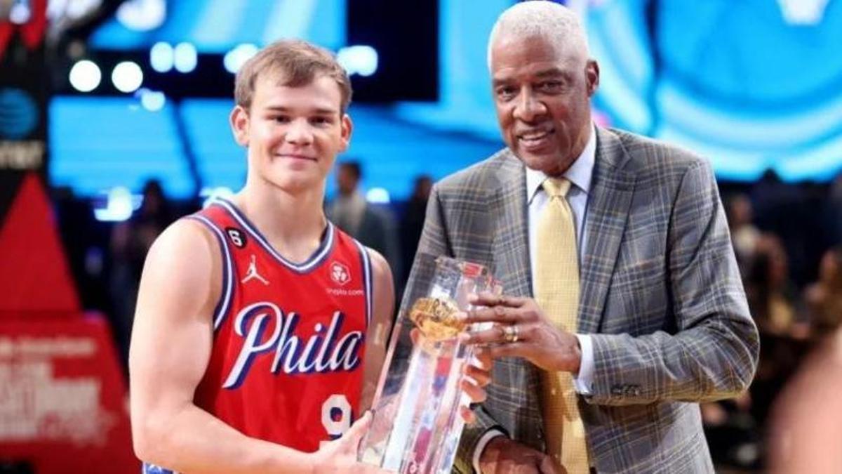 Mac McClung amb el trofeu del concurs d’esmaixades de la temporada 2022/2023
