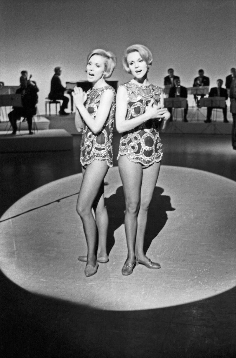 Las gemelas Kessler durante su actuación en Eurovisión (1958).