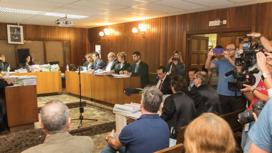 Los acusados y algunos de los abogados en la sala de juicios.