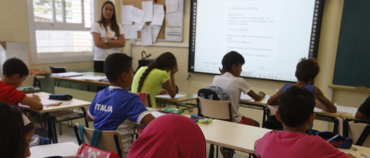 Los profesores urgen apoyo de profesionales en el aula para niños sin recursos