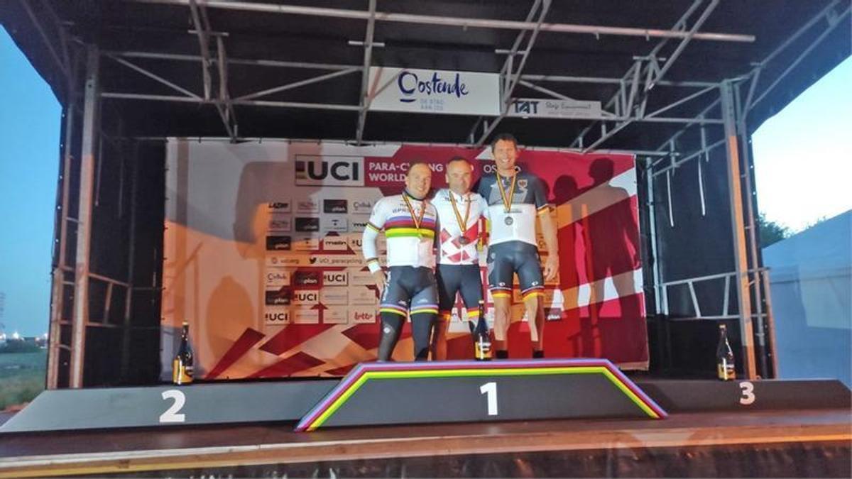 Ricardo Ten, en lo más alto del podio de Ostende con su medalla de oro en ruta