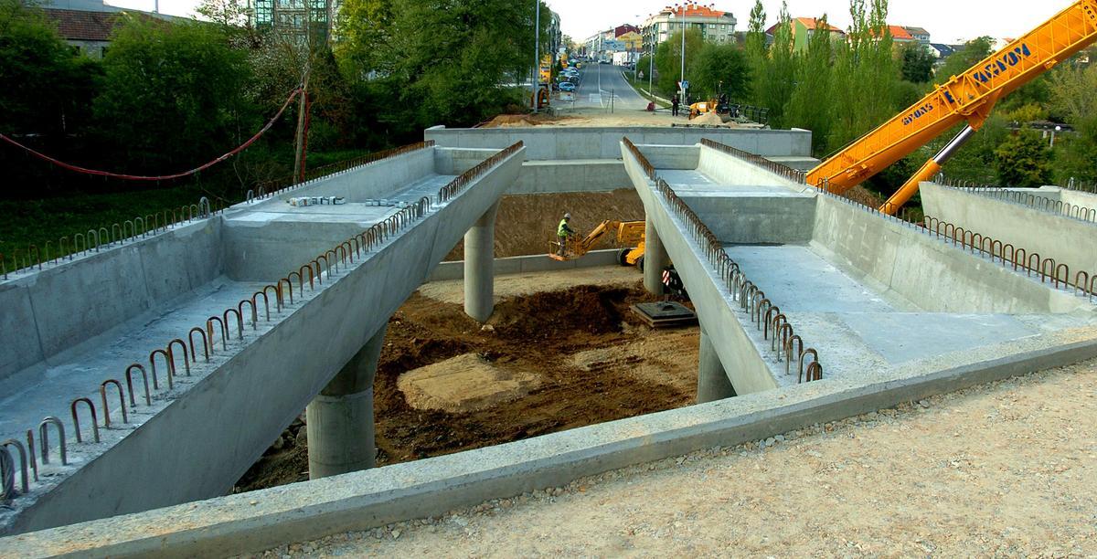 Construcción de un puente más robusto y amplio en la zona afectada.