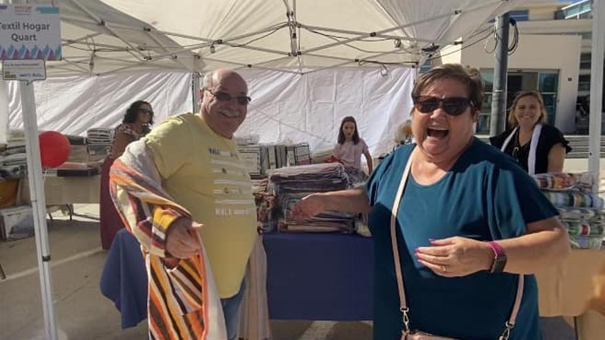 Dos visitantes en la Feria de comercio de Quart.