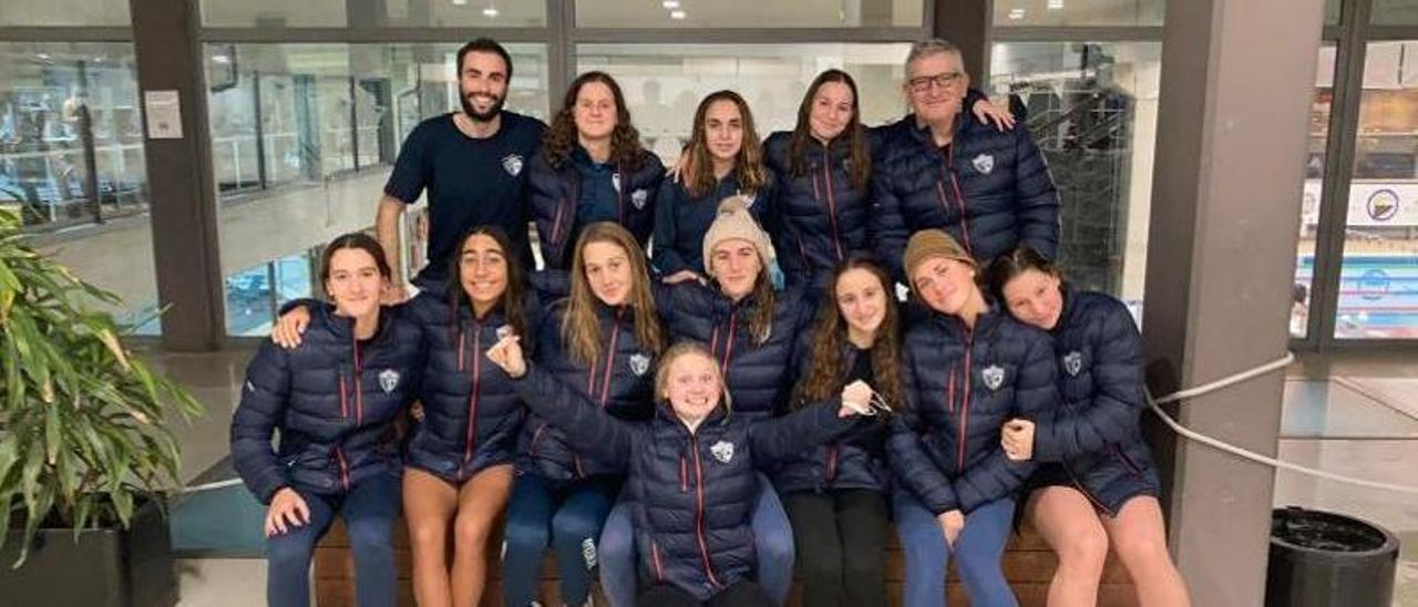 Las nadadoras del CN La Salle, en Pontevedra antes de una de las jornadas de competición. | @CNLASALLEPALMA