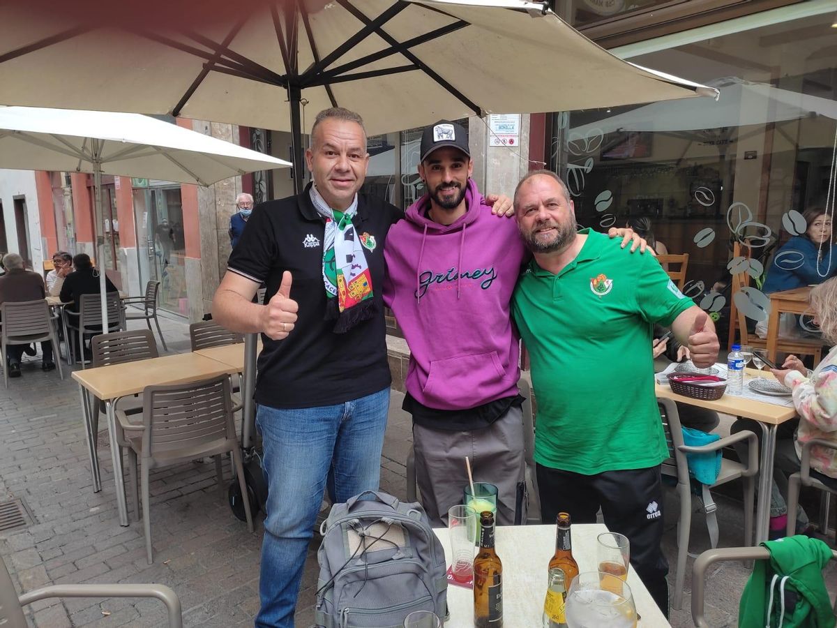 Alex García, exjugador del Cacereño, entre Jesús Corchado y Miguel Flores.