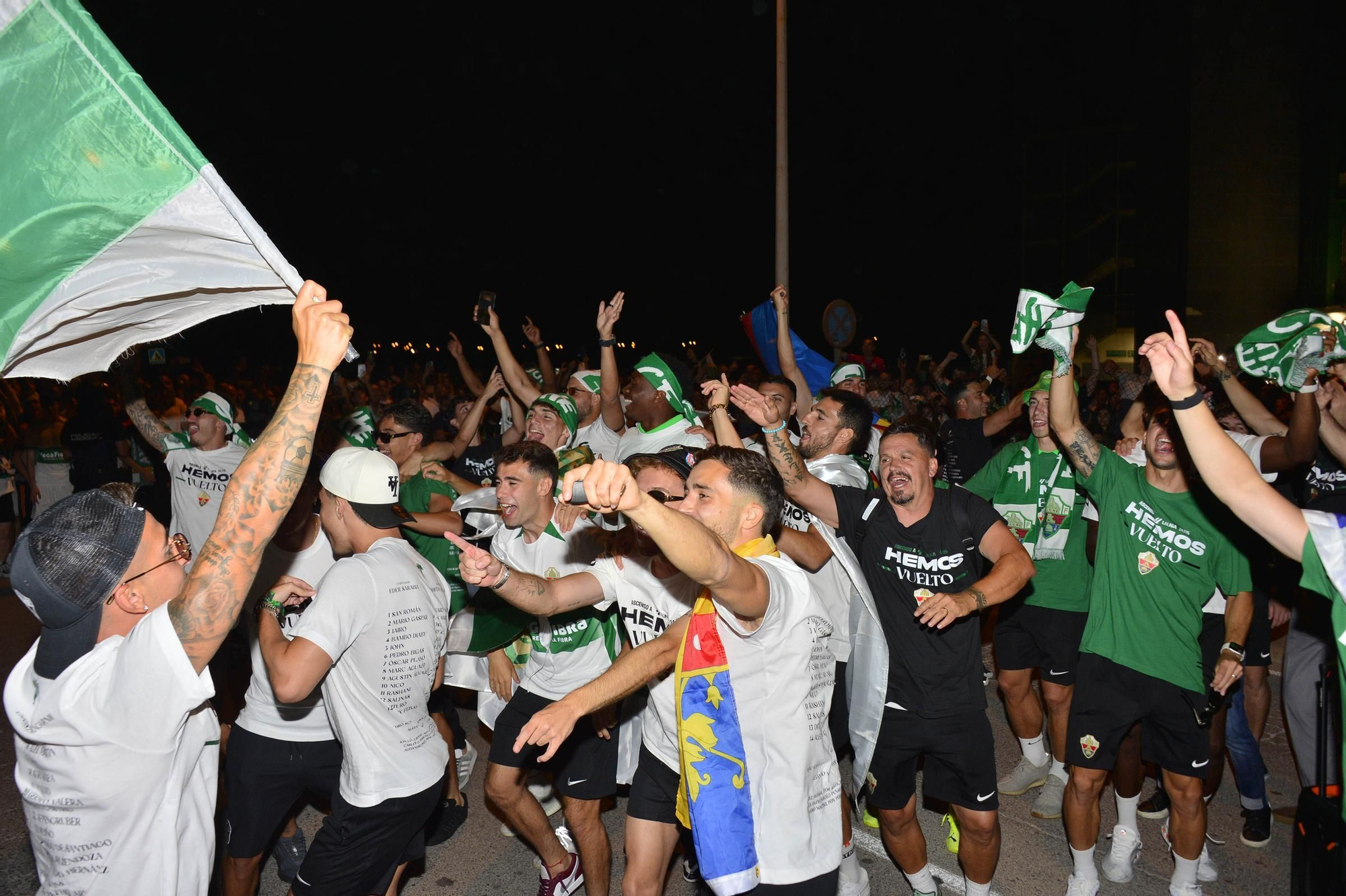 La afición del Elche recibe a los héroes del ascenso a su llegada al Martínez Valero