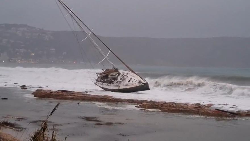 El temporal amenaza con destrozar el gran velero encallado en Xàbia