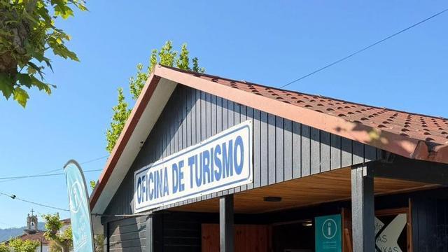 Una peregrina sale de la oficina de A Ramallosa. | FDV