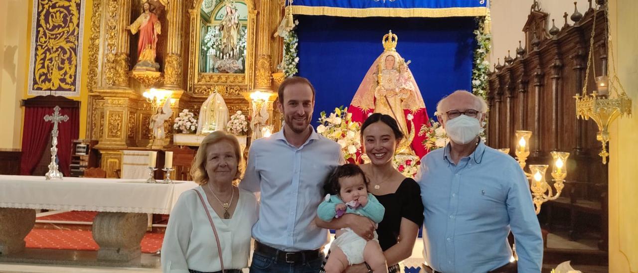 Los padres y los abuelos con la pequeña en la parroquia de Santa Catalina ante la Virgen.