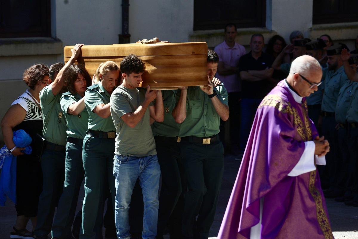 Llanes despide a la guardia civil Laura Cruz Llanes despide a la guardia civil Laura Cruz