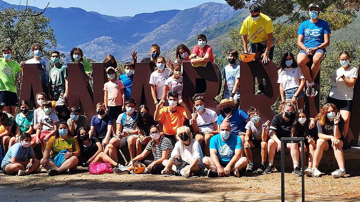 Arriba, todos los intergrantes del campamento. Abajo, varias actividades desarrolladas durante el campamento en Sanabria.  | |  CH. S.