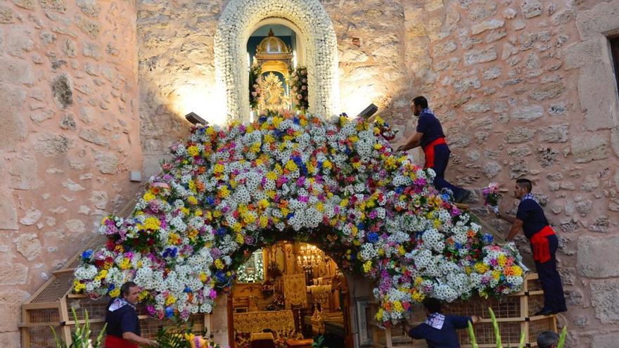 El pueblo de Santa Pola se volcó ayer para mostrar todo su afecto a la Virgen de Loreto con una ofrenda floral que estuvo condicionada por la amenaza de lluvia.