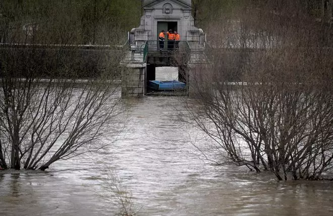 El Manzanares entra en nivel rojo por riesgo de inundaciones en Madrid.
