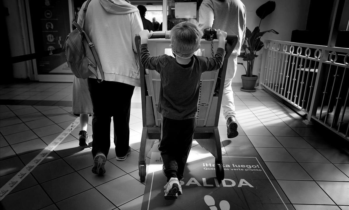 Una familia termina de aprovisionarse en un centro comercial madrileño en territorio no confinado por el gobierno autonómico.