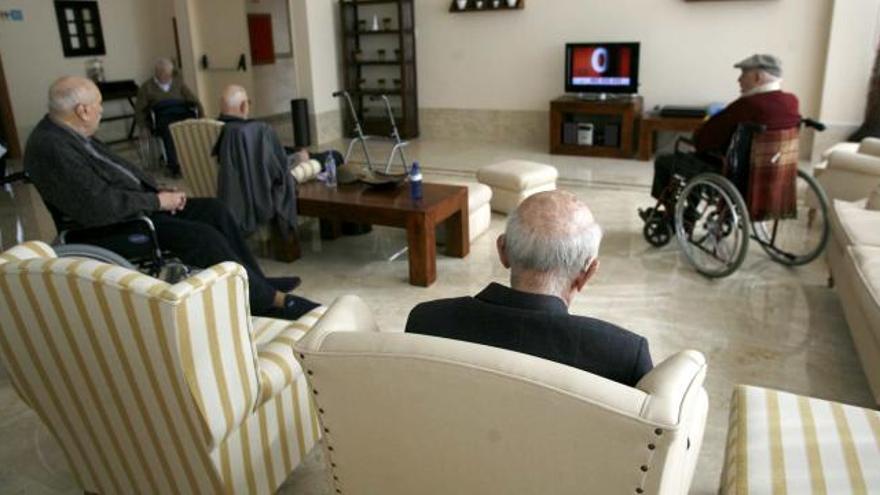 Imagen de archivo de un grupo de ancianos mirando la televisión en una de las residencias de la provincia.