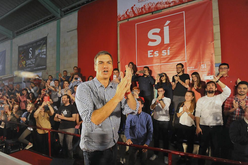 Pedro Sánchez abarrota el polideportivo de Carrús