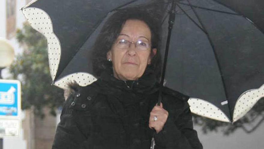 La profesora Teresa Lorenzana, en la plaza del Humor, donde el Concello instaló un sonómetro. / eduardo vicente