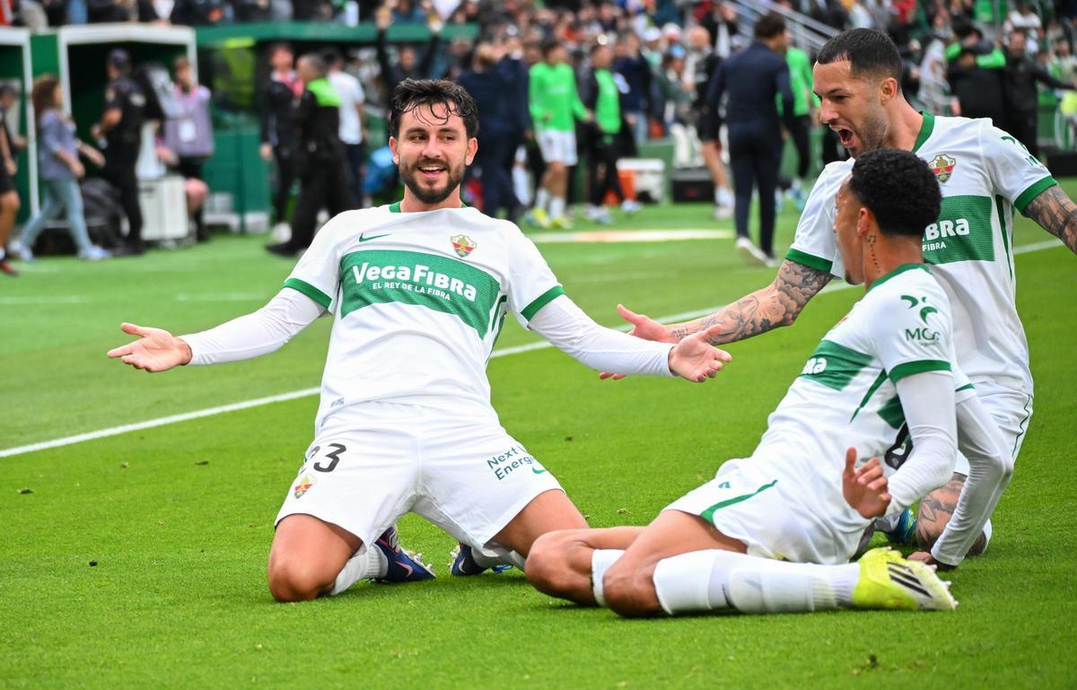 Víctor Chust, Tete Morente y Álvaro Rodríguez celebran el 1-0 frente al Getafe, este domingo.