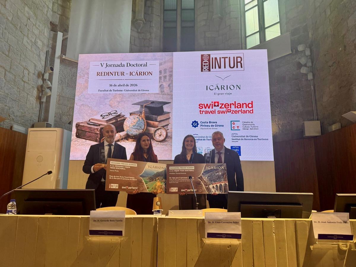 Les dues premiades juntament amb els representants de Redintur i Icárion