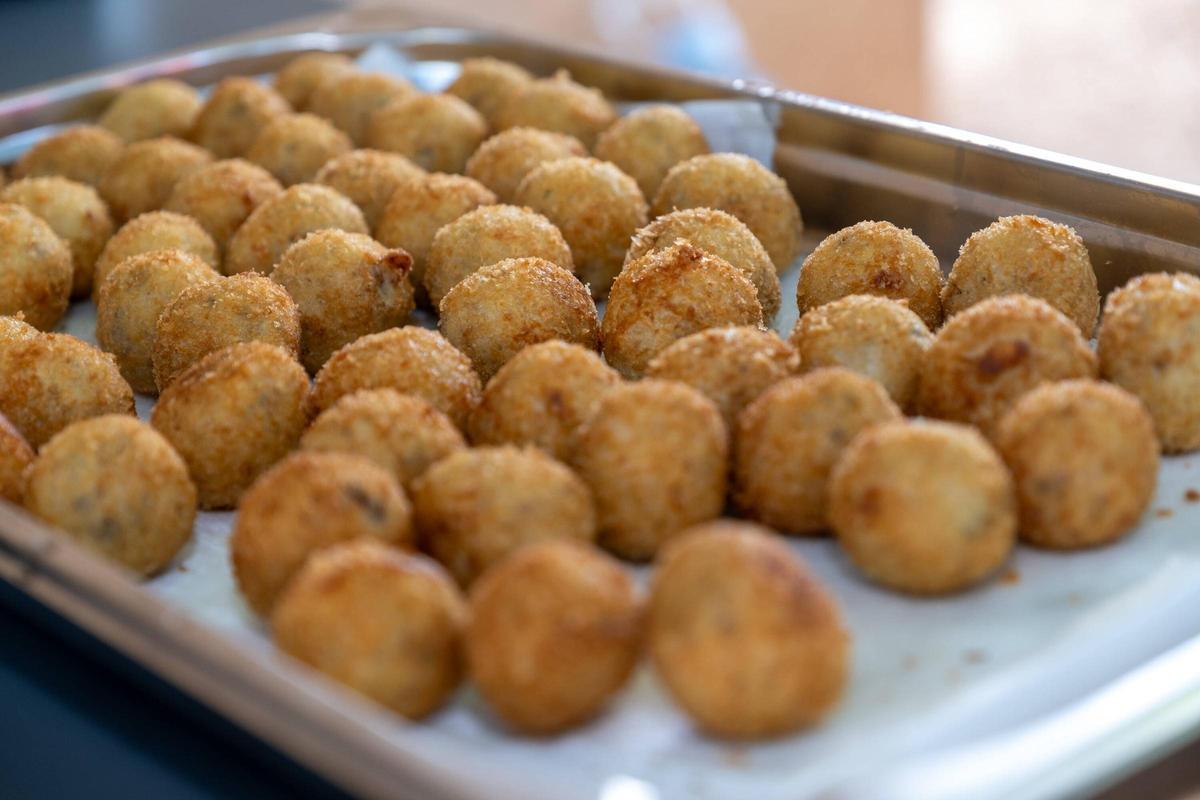 Una bandeja de croquetas recién hechas.