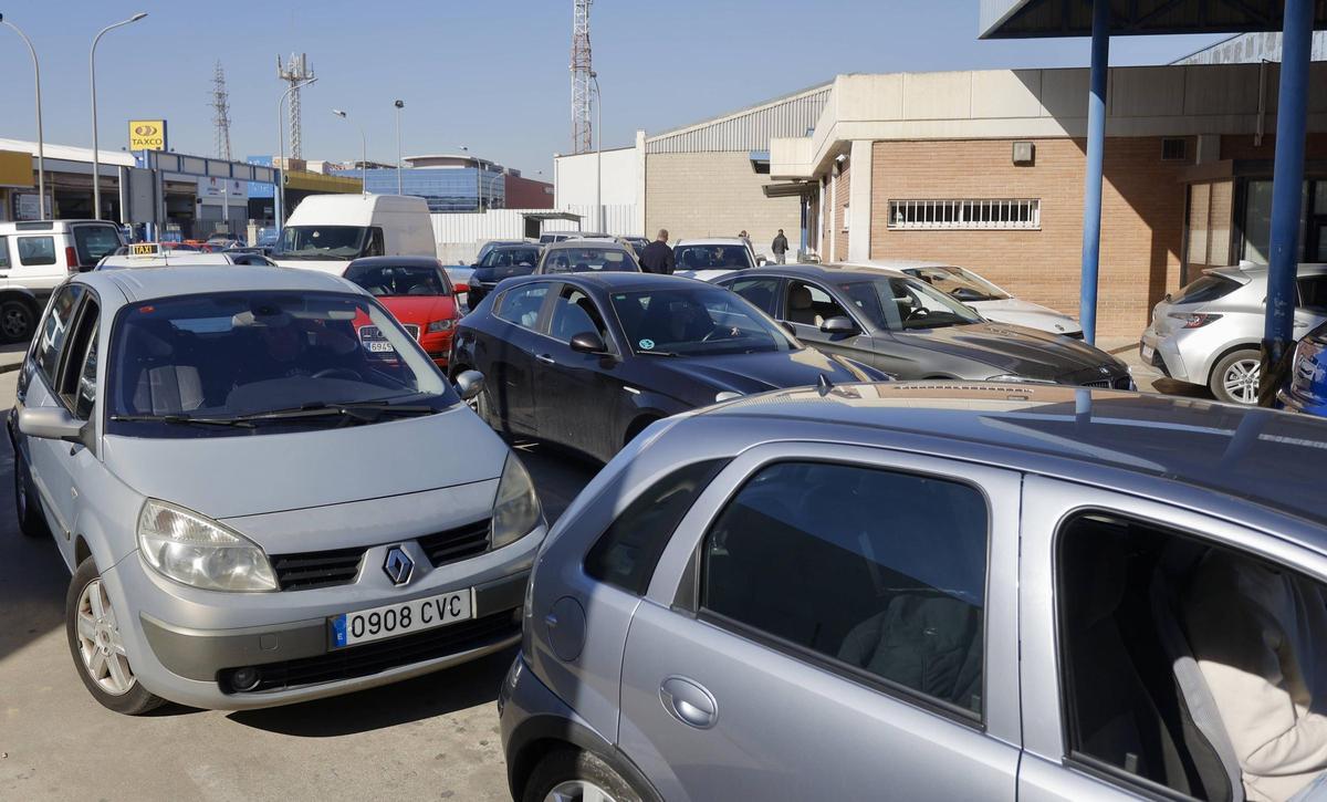 Coches en la ITV de Vara de Quart, este año.