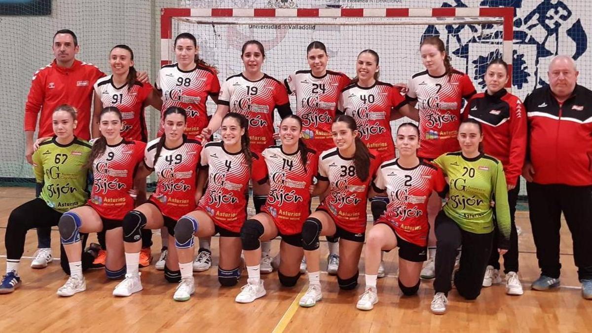 Plantilla y técnicos del Balonmano Gijón.