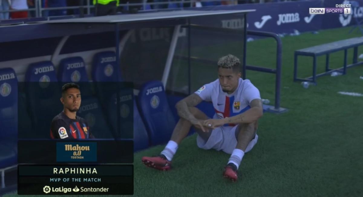 A Raphinha le nombraron MVP mostrando su enfado sentado en el suelo