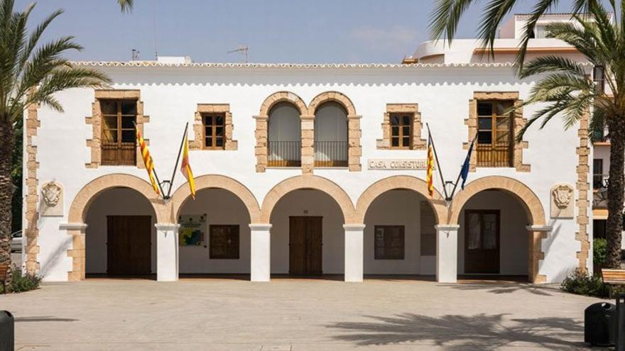 Fachada del Ayuntamiento de Santa Eulària, en una imagen de archivo.