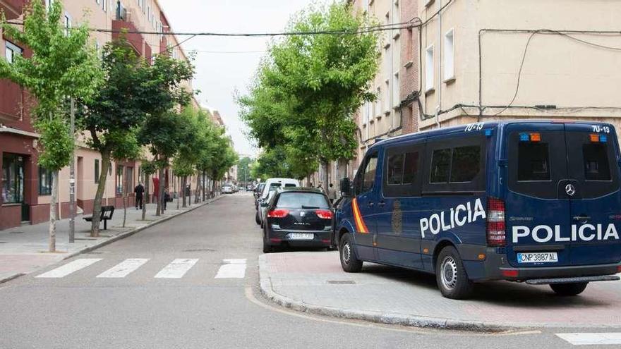 Un furgón de la Policía Nacional estacionado en la calle de Núñez de Balboa, en el barrio de Los Bloques.