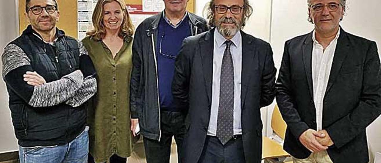 Miembros del Simebal junto a LÃ¡zaro, segundo por la derecha.